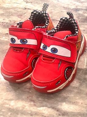 Toddler Boys Disney Cars Lightning McQueen Light up shoes/slippers bundle size 7